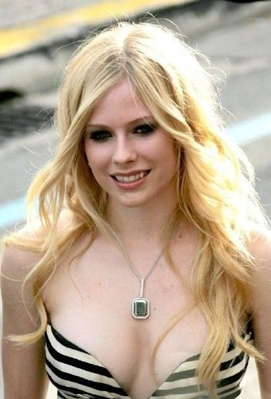 Avril Lavigne Nackt und Sexy. Foto - 25