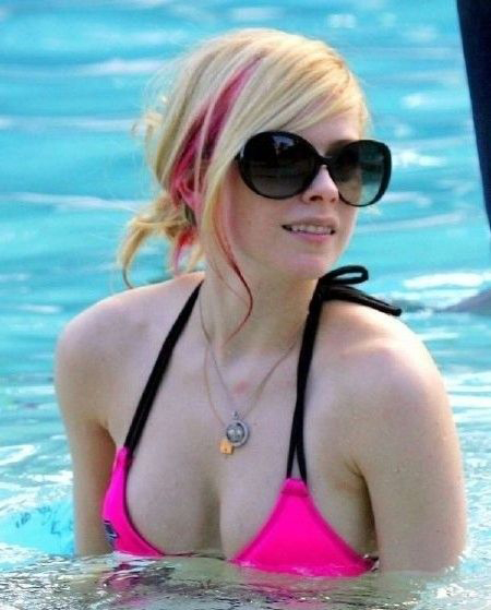 Avril Lavigne Nackt und Sexy. Foto - 44