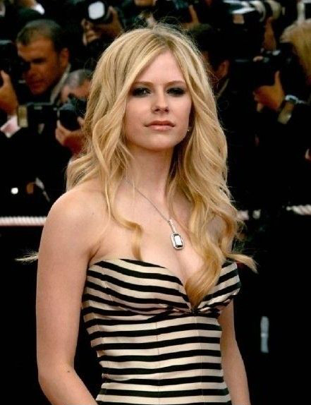 Avril Lavigne Nackt und Sexy. Foto - 46