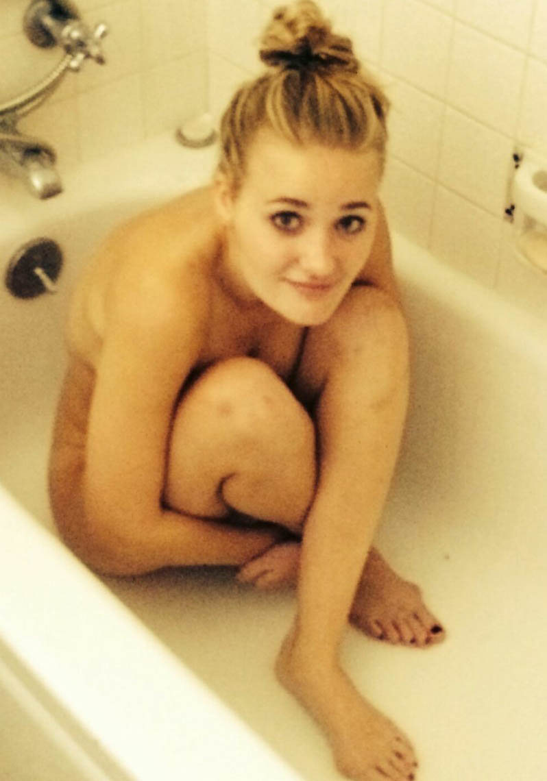 AJ Michalka Nackt und Sexy. Foto - 3